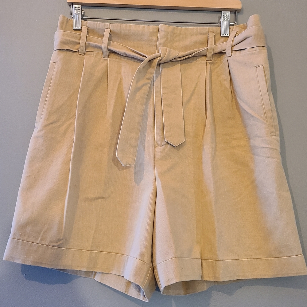 Adrienne Vittadini Paperbag Waist Shorts in khaki. Size 8.